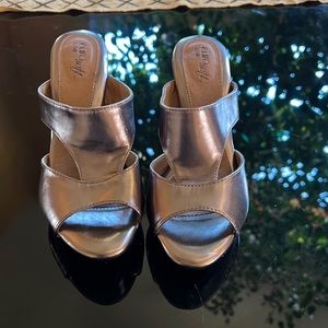 Euro soft by Sofft Shiny Taupe Shoes